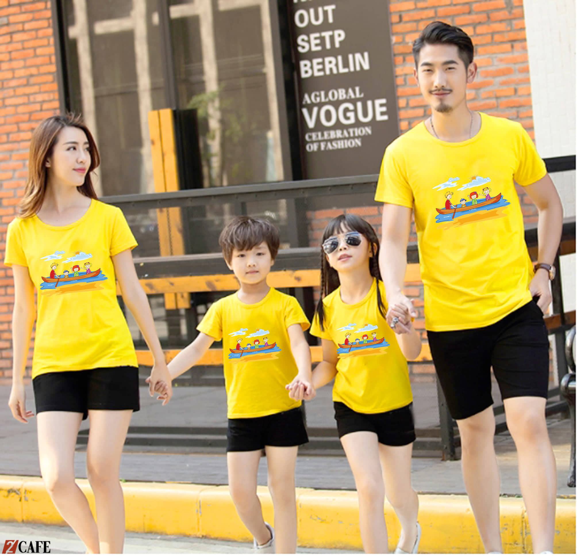 Đồng phục gia đình áo phông cổ tròn màu vàng kết hợp cùng quần short đen năng động cho mùa hè (Ảnh: Internet) 