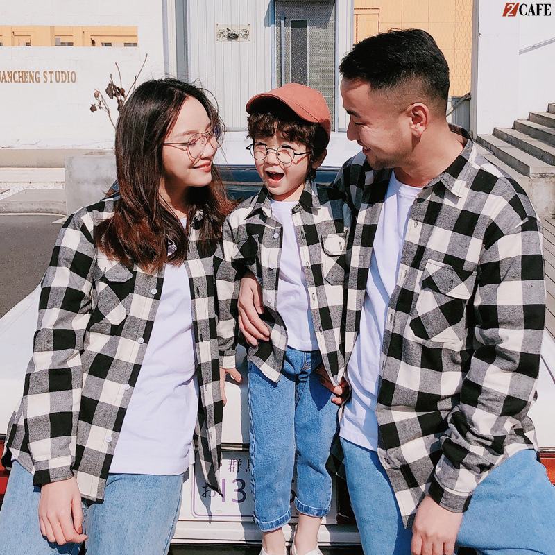 Gia đình cá tính với mẫu áo sơ mi gia đình kết hợp cùng áo phông và quần jeans (Ảnh: Internet)