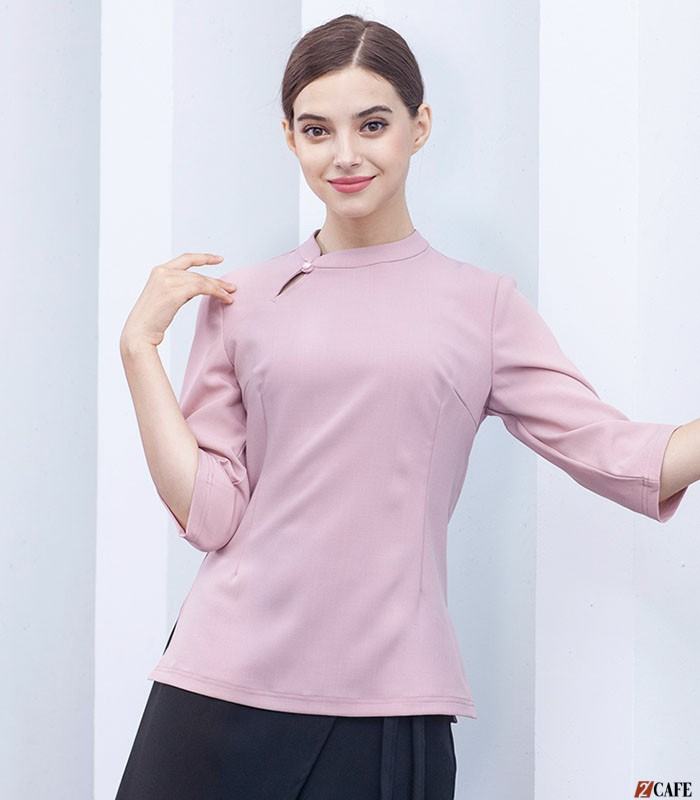 Kiểu dáng đồng phục spa màu hồng đơn giản tại công ty Khánh Linh (Ảnh: Internet)