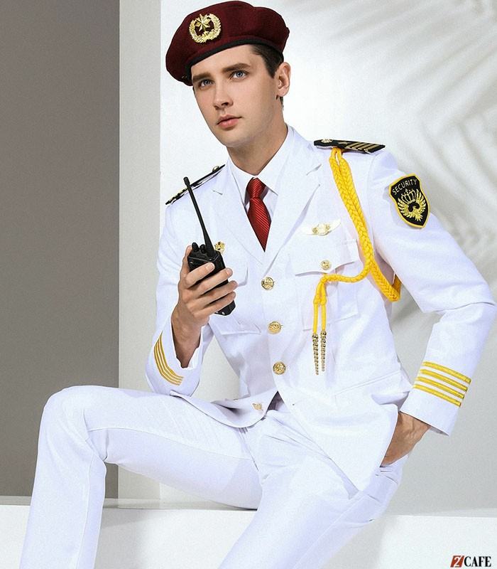 Mẫu đồng phục bảo vệ màu trắng kèm mũ nồi (Ảnh: Internet)