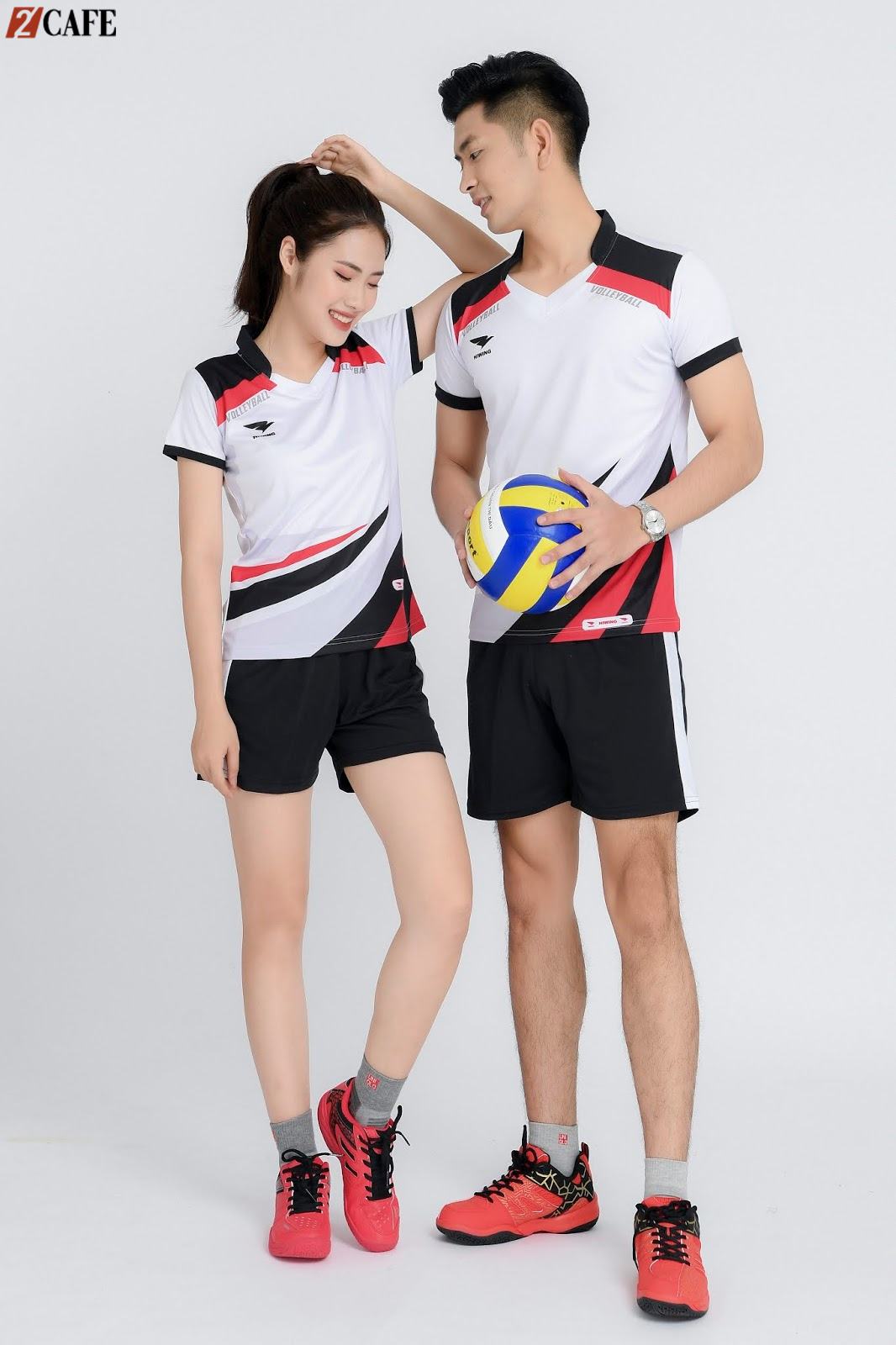 Mẫu đồng phục bóng chuyền được thiết kế khá đơn giản với điểm nhấn là màu đen và cam nổi bật