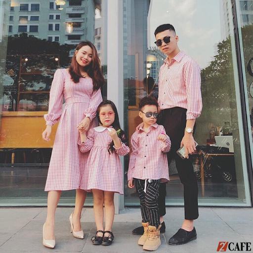 Set đồng phục gia đình dự tiệc tông màu hồng với thiết kế váy xòe cho mẹ & bé gái và áo sơ mi cho bố & bé trai (Ảnh: internet)