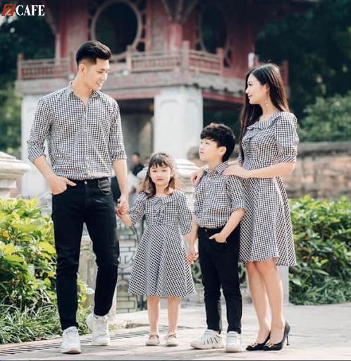 Váy bèo nhún ngực họa tiết cho mẹ & bé gái kết hợp với áo sơ mi cho bố & bé trai giúp cả gia đình luôn thu hút mọi ánh nhìn (Ảnh: internet)