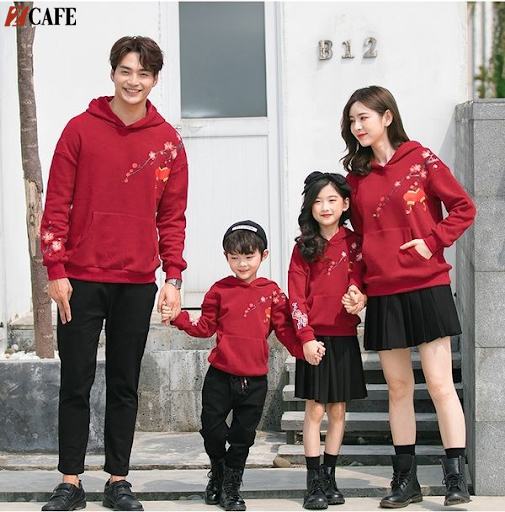 Áo hoodie gia đình màu đỏ họa tiết hoa đào cho những ngày đầu xuân