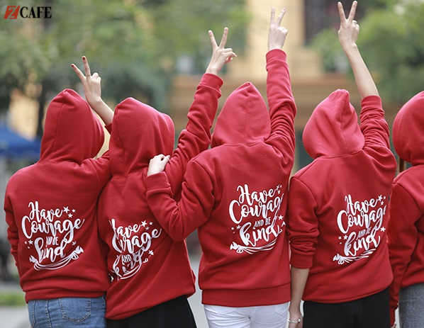 Áo lớp mùa đông hoodie đỏ với thiết kế với kiểu dáng oversize (Nguồn: Internet)
