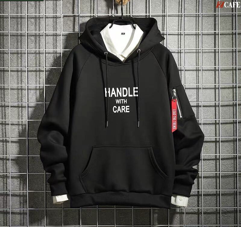 Bạn nam nào cũng mê đắm mẫu áo hoodie nỉ màu đen này (Ảnh: Internet)
